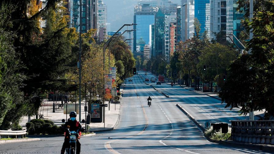 Chile llega al millón de casos con la pandemia desbocada y blinda fronteras