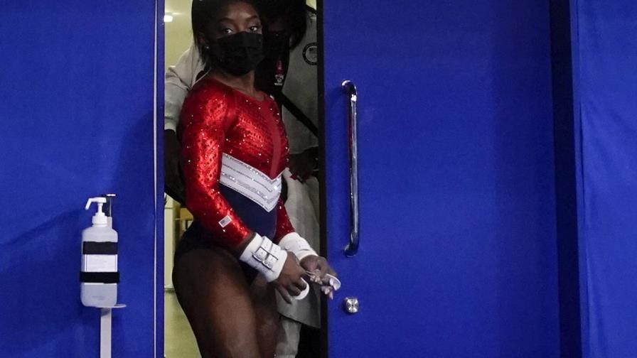 Simone Biles se retira de concurso individual de gimnasia