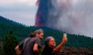 Los selfis impertinentes en la tragedia del volcán español de La Palma