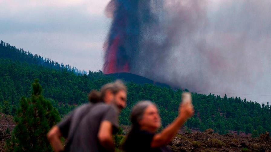 Los selfis impertinentes en la tragedia del volcán español de La Palma