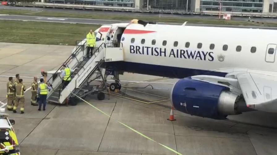 Ecologista protesta subiendo al techo de un avión en Londres