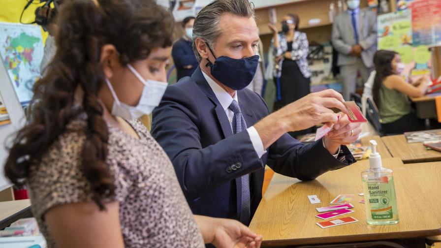 California ordena vacunación o pruebas de COVID a profesores