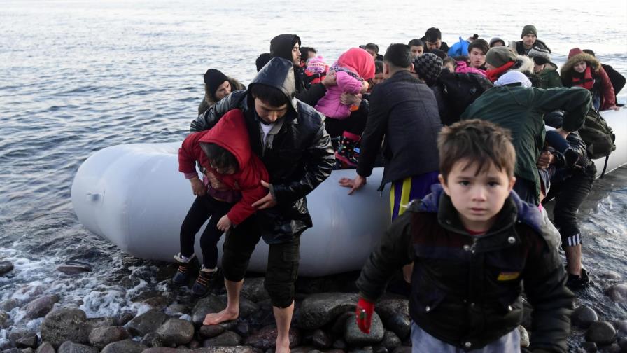 Grecia despliega tropas con miles de migrantes en frontera Grecia despliega tropas con miles de migrantes en frontera