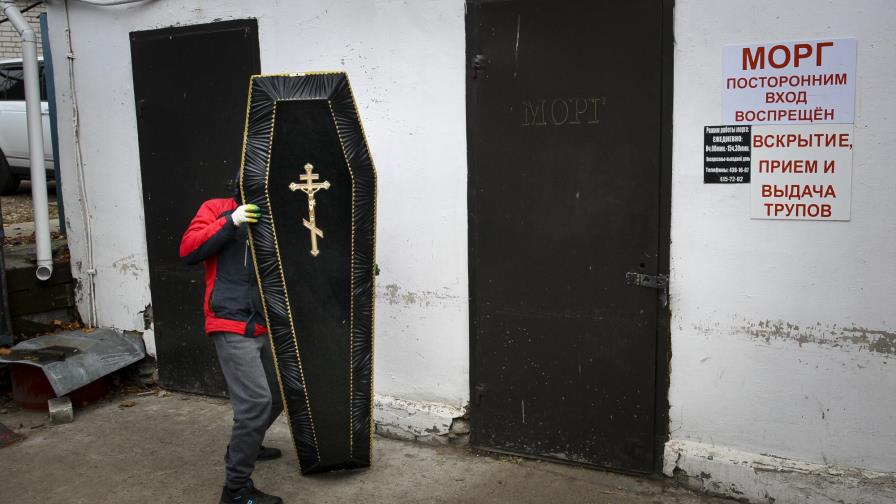 Casos de COVID-19 y decesos vuelven a tocar techo en Rusia