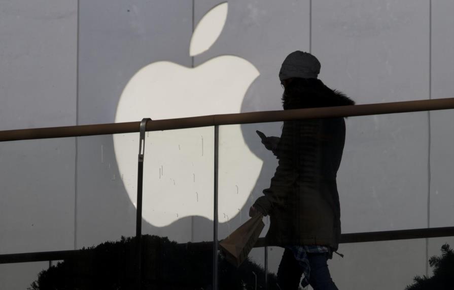 FBI pide a Apple extraer datos de teléfono de sospechoso