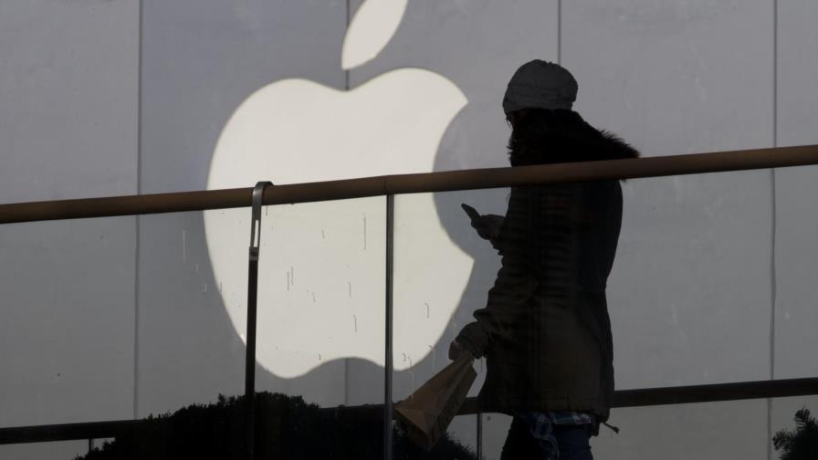 FBI pide a Apple extraer datos de teléfono de sospechoso