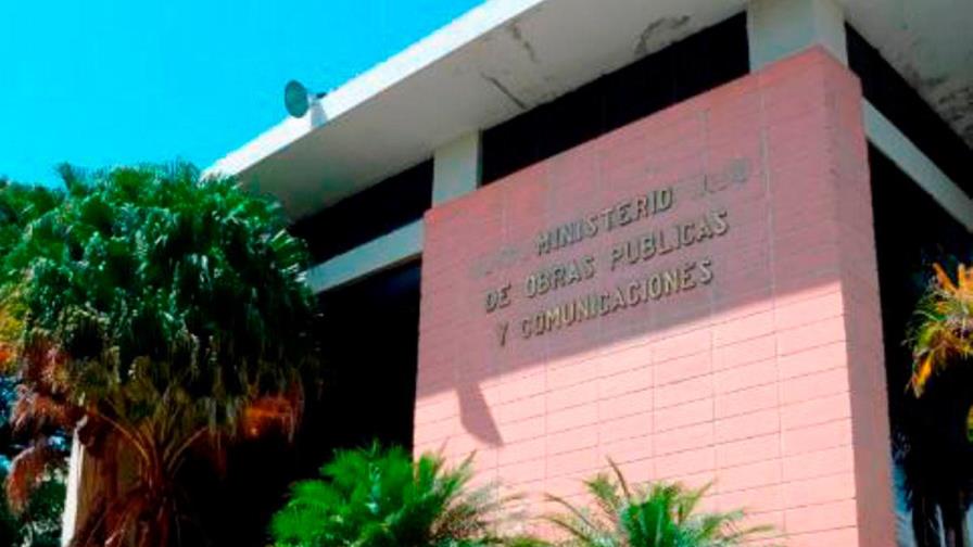 Obras Públicas contactará mujer que protestó semidesnuda por prestaciones laborales