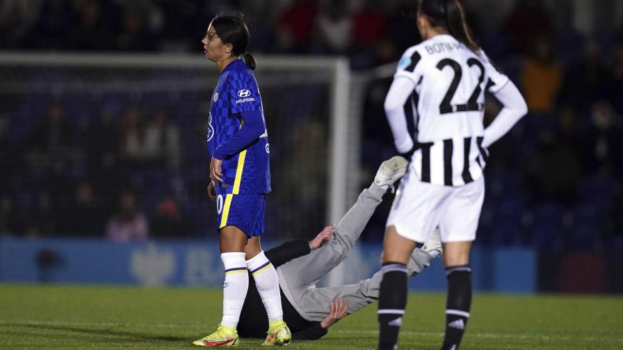 Sam Kerr derriba a intruso en la Champions femenina