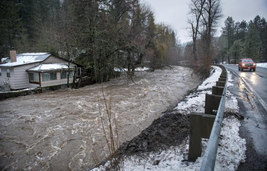 Rescatan a 21 personas en zonas inundadas en Oregon