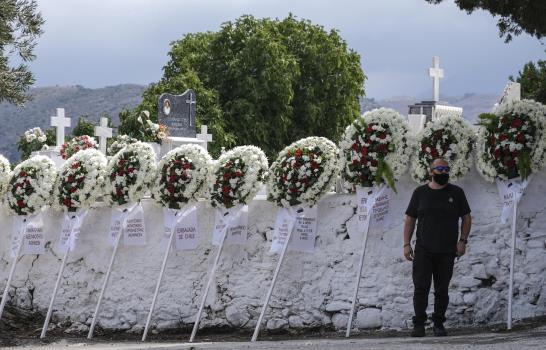 Miles se reúnen en Grecia para funeral de Theodorakis