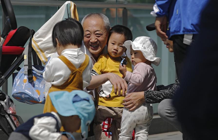 China relaja las normas de natalidad a 3 hijos por familia
