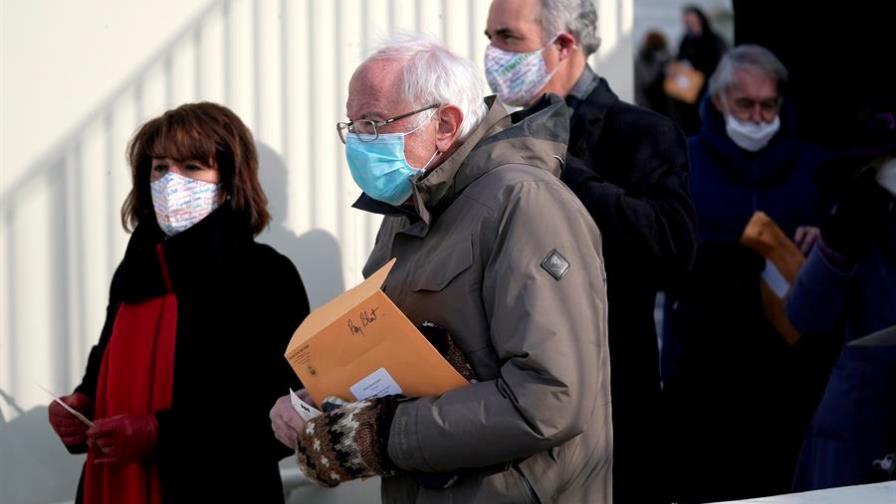 Sanders se divierte con su imagen viral con la que busca ayudar a otros Sanders se divierte con su imagen viral con la que busca ayudar a otros