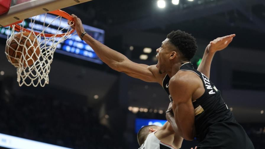 Giannis anota 27 en 25to cumpleaños, Bucks arrollan a Clips