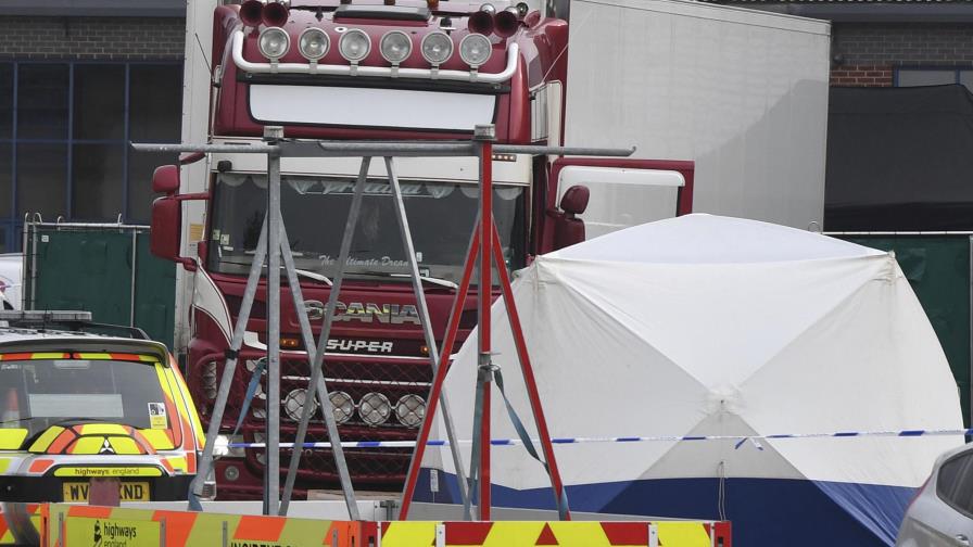 Hallan 39 cuerpos en camión en Gran Bretaña; chofer detenido