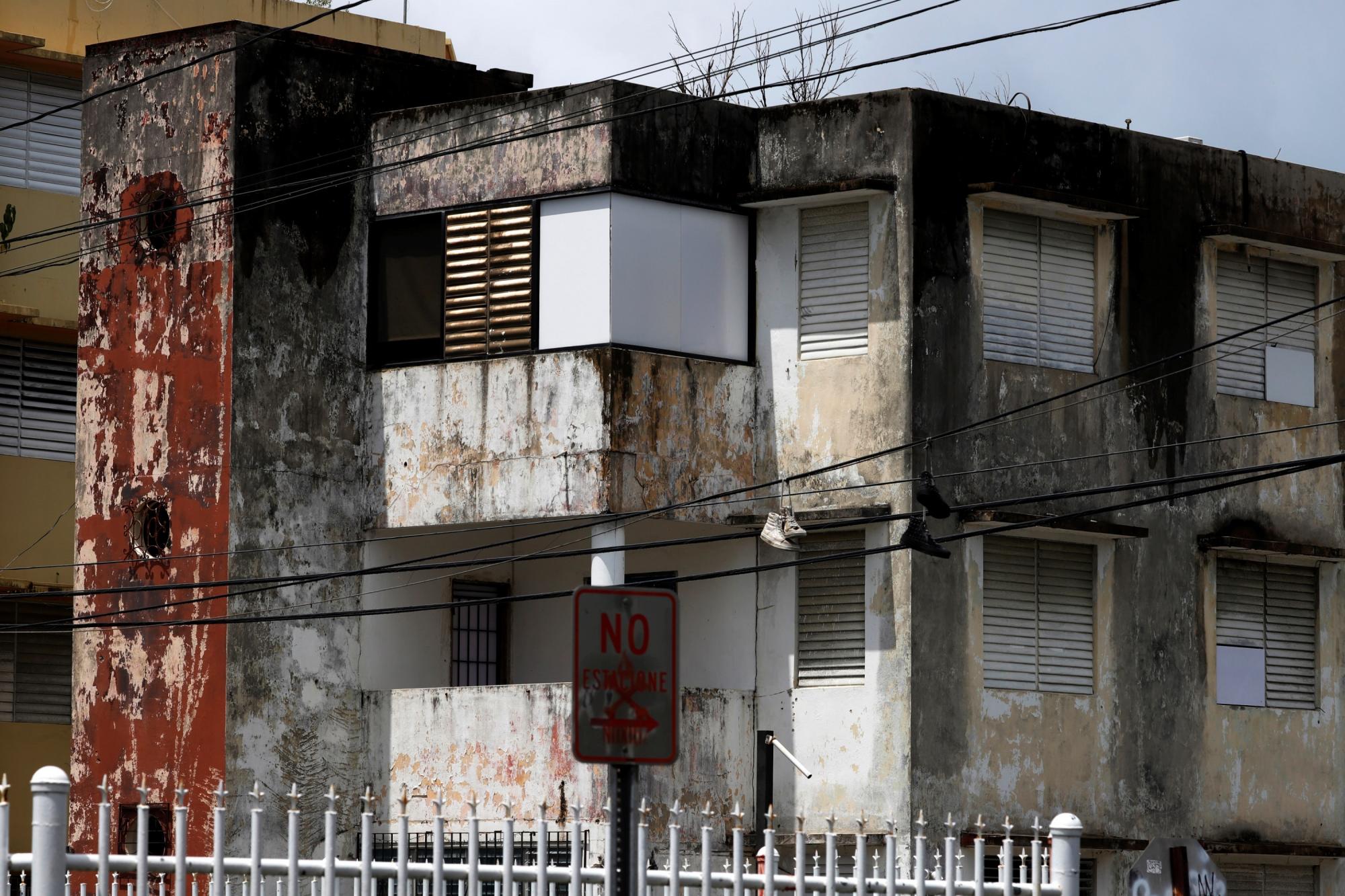 Fotografía este jueves de ventanas y paredes rotos por el paso del huracán María hace tres años. Hoy en día siguen igual en una calle de San Juan, (Puerto Rico).  (EFE/Thais Llorca)