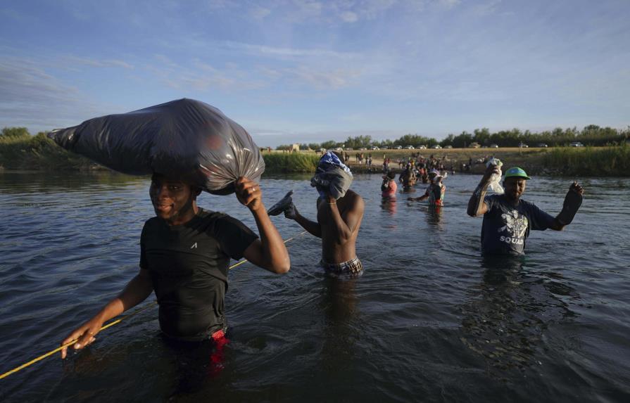 Funcionario dice que solo quedan 225 migrantes en Del Rio, Texas