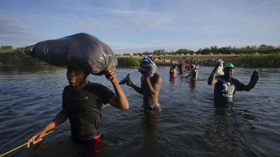 Funcionario dice que solo quedan 225 migrantes en Del Rio, Texas