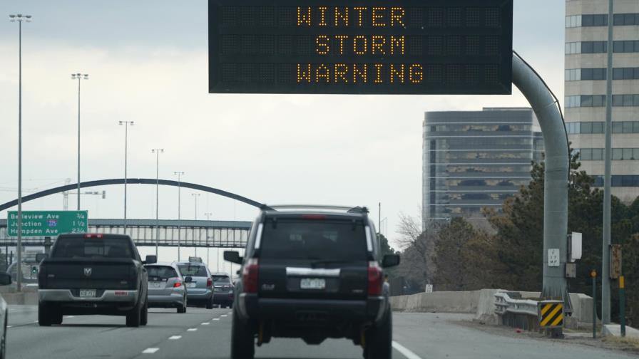 Cancelan unos 2.000 vuelos en Denver por tormenta de nieve