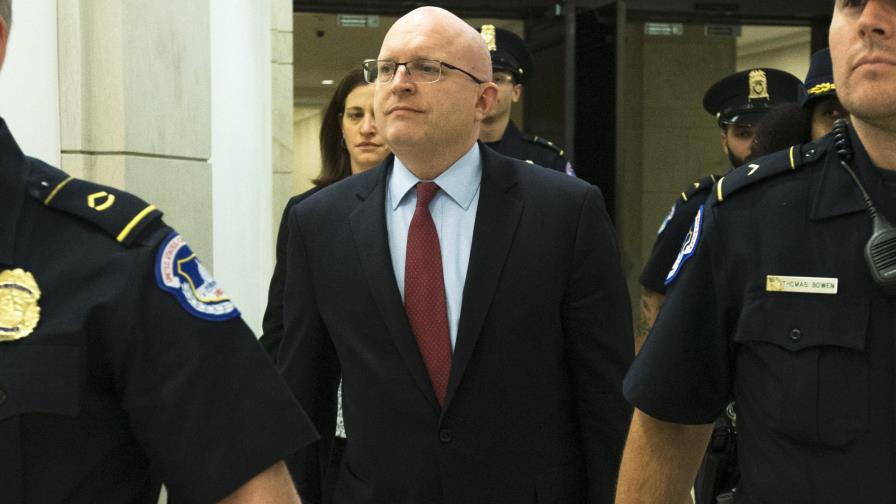 Excolaborador de Trump pide a juez decida sobre testimonio