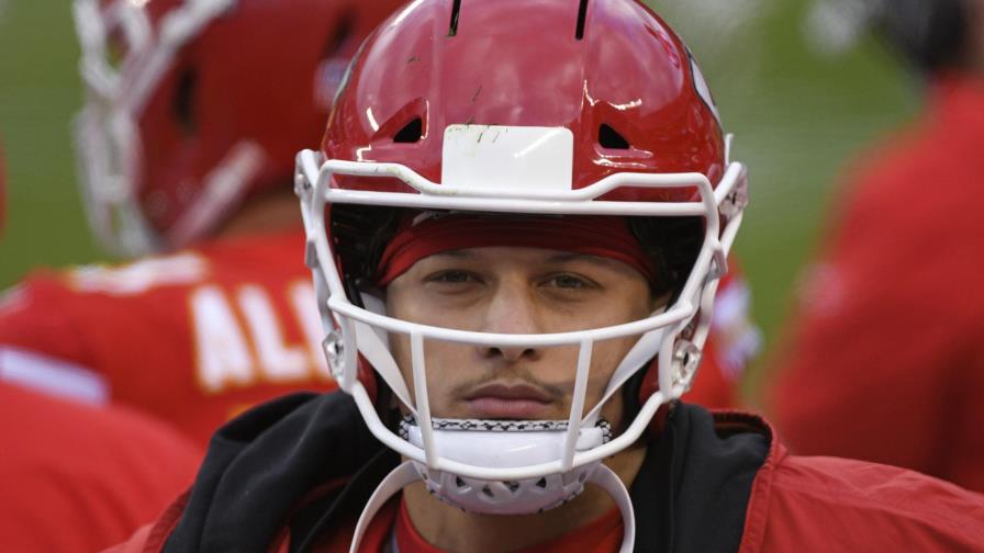 Mahomes entrena de manera limitada, podría jugar el domingo