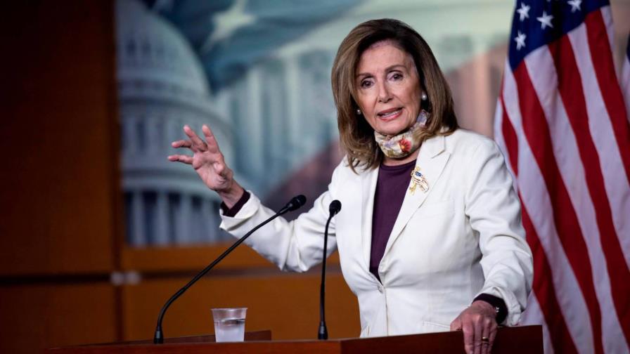 Críticas a Pelosi en EEUU por ir a un salón de belleza cerrado por la COVID