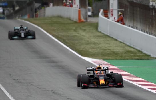 Hamilton supera a Verstappen en un vibrante GP de España