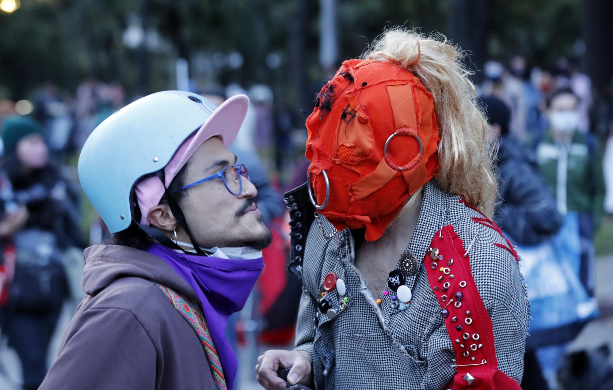 Dos manifestantes se ponen cara a cara durante la marcha que recorrió varios sectores de Bogotá clamando justicia por la muerte de Alejandra Monocuco, una persona trans (EFE/ Mauricio Dueñas Castañeda)