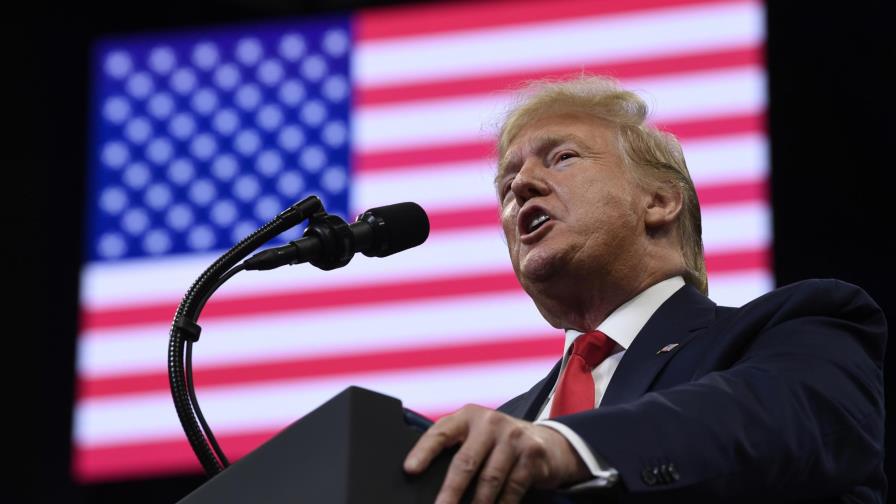 Trump critica el anonimato de informante, pero no lo revela