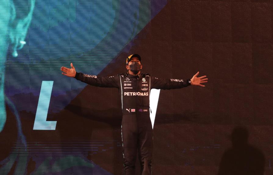 Hamilton inicia temporada de Fórmula Uno con triunfo en Gran Premio de Bahrein