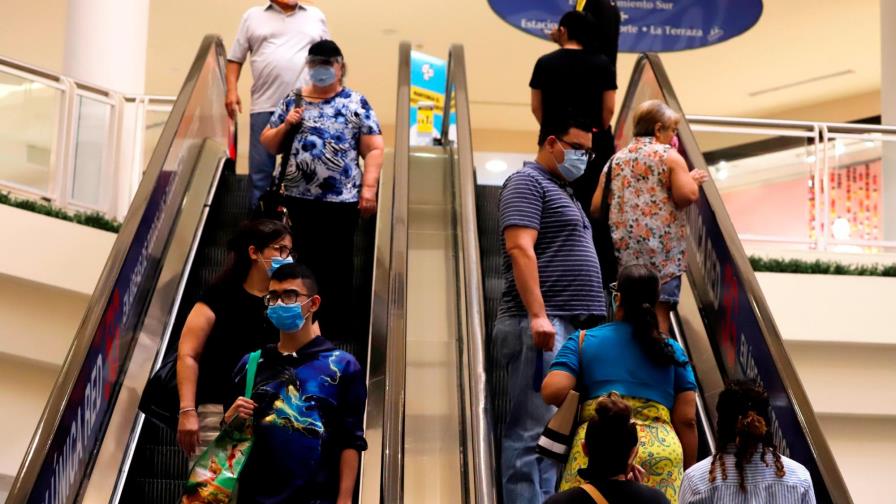 Gobierno de Puerto Rico impone cierre de negocios para frenar ola de COVID-19