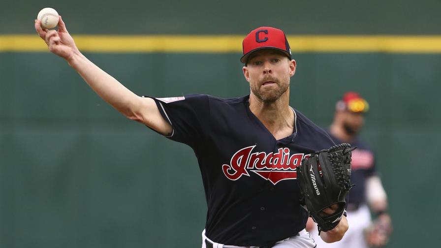 Indios canjean al as Corey Kluber a Rangers