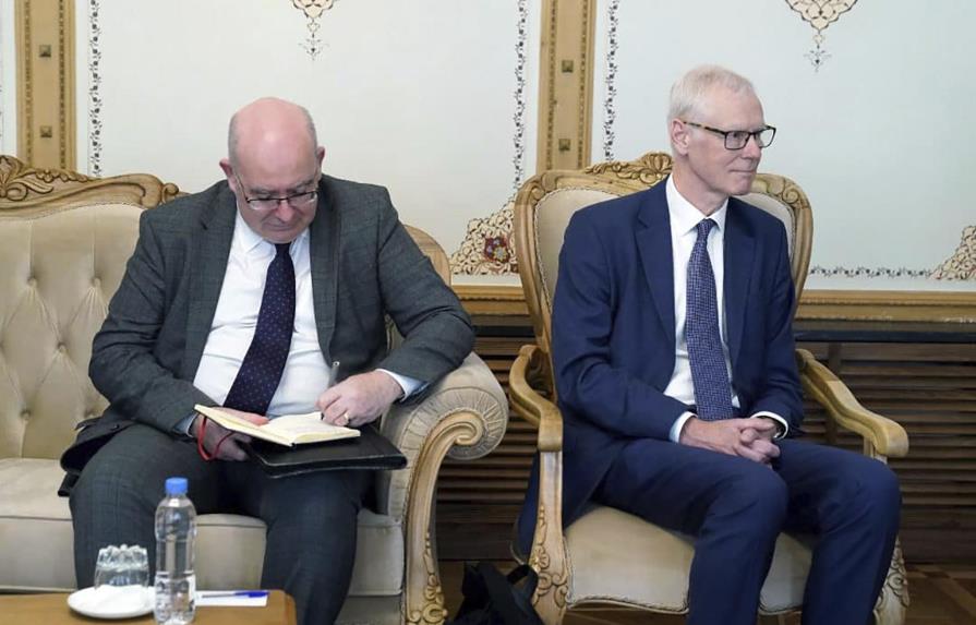 Líderes del Talibán se reúnen con funcionarios británicos