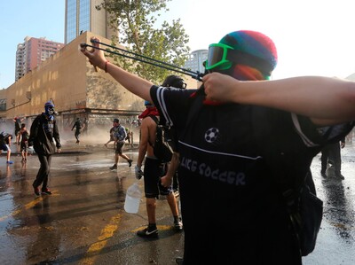 Escuelas revisarán mochilas de estudiantes en Chile por violencia