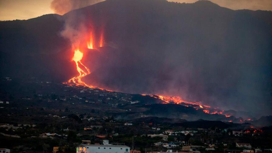 Una nueva colada de lava en La Palma destruye todo lo que encuentra a su paso