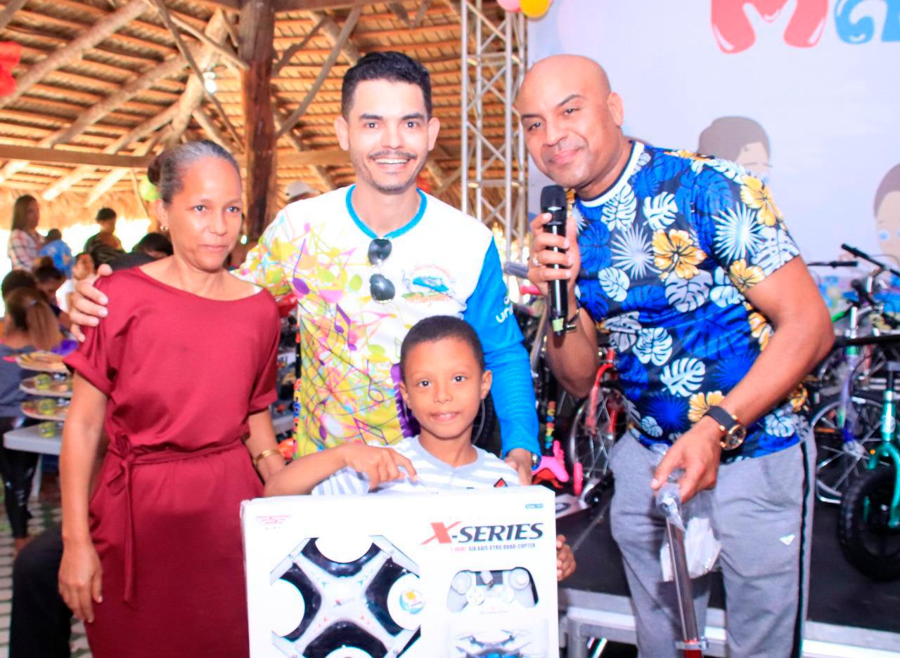 Camilo Then y Reynold Sosa entregando juguetes en Manzanillo. 