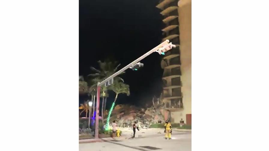 Los bomberos acuden al derrumbe de un edificio en Miami Los bomberos acuden al derrumbe de un edificio en Miami