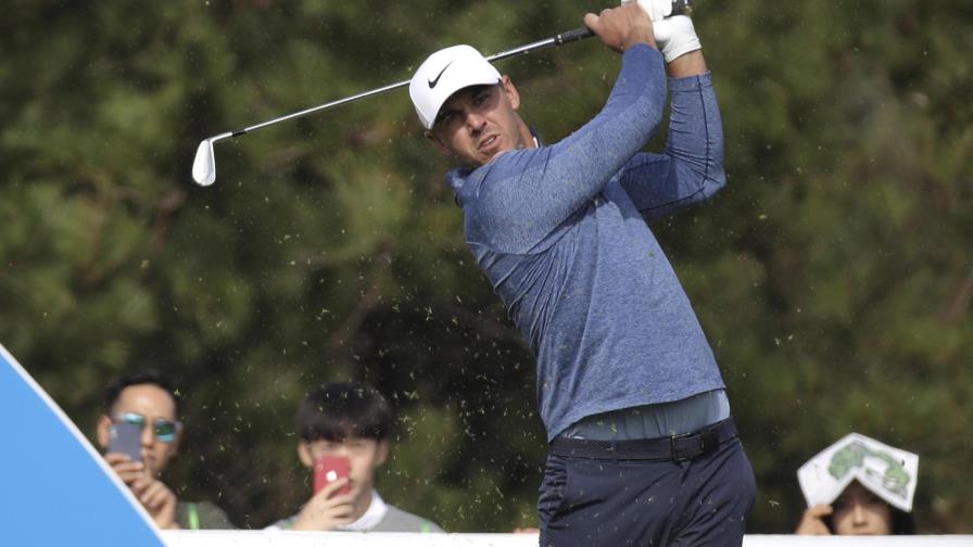Golfista Koepka se retira por lesión de torneo en Surcorea