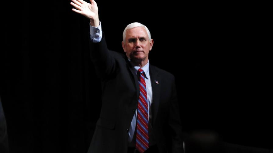 Mike Pence limitará contactos tras contagiarse su asesora