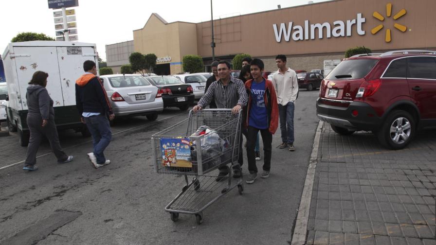 Personas mayores luchan por embolsar comestibles en México