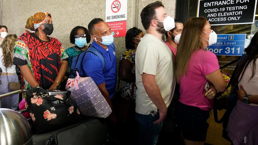 EEUU promedia 100,000 infecciones nuevas de COVID-19 al día EEUU promedia 100,000 infecciones nuevas de COVID-19 al día