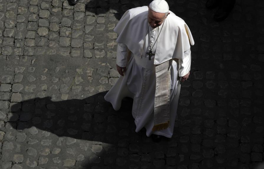 Vaticano regula grupos laicos para evitar abusos de poder