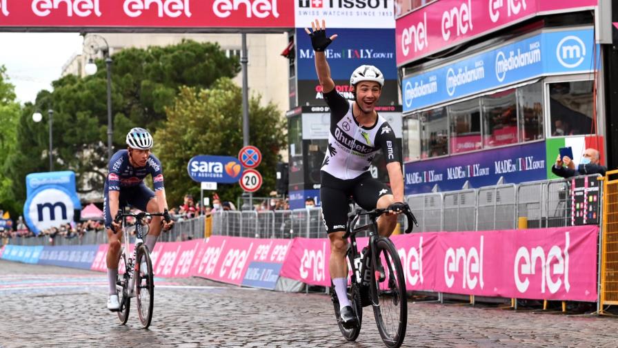 Campenaerts gana la etapa 15 del Giro de Italia y Bernal sigue líder
Campenaerts gana la etapa 15 del Giro de Italia y Bernal sigue líder