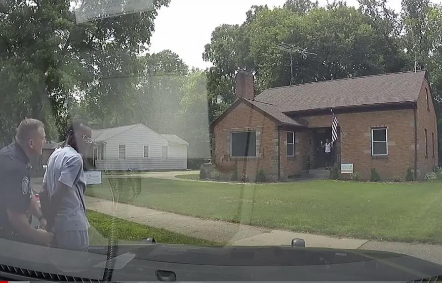 EEUU: Policía esposa a agente inmobiliario que mostraba casa