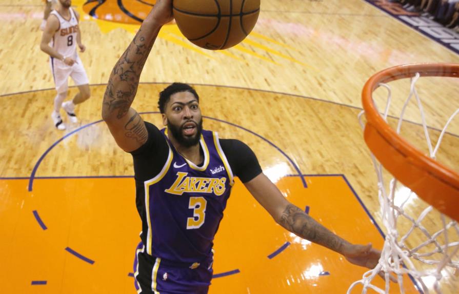 LeBron James se destaca; con triples al final, Lakers vencen a Suns