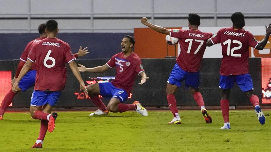 Costa Rica despierta y derrota 2-1 a El Salvador