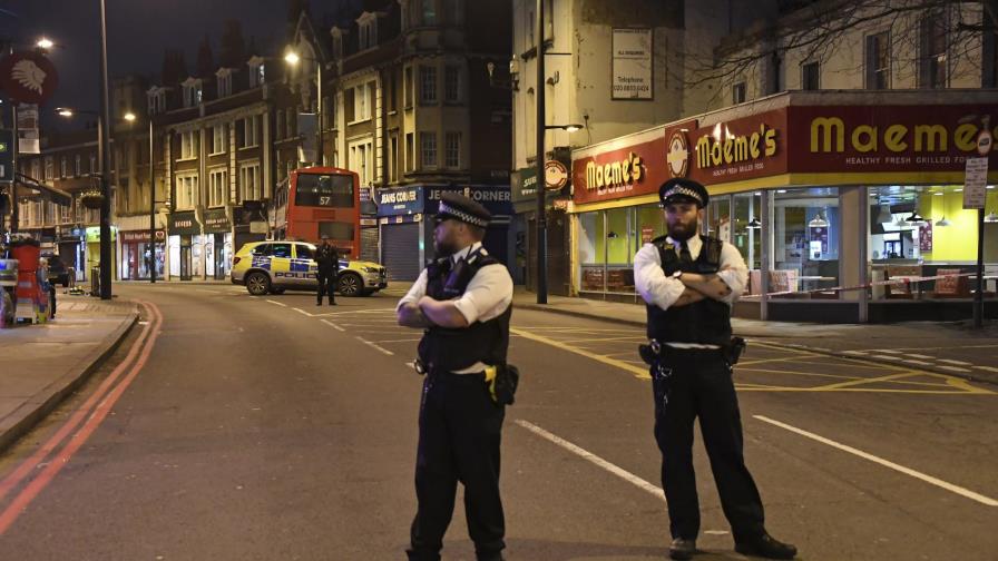 Policía británica mata a hombre que apuñaló a 2 en Londres Policía británica mata a hombre que apuñaló a 2 en Londres