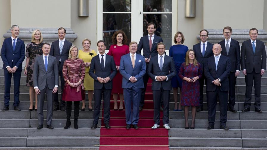 Renuncia gobierno holandés en pleno