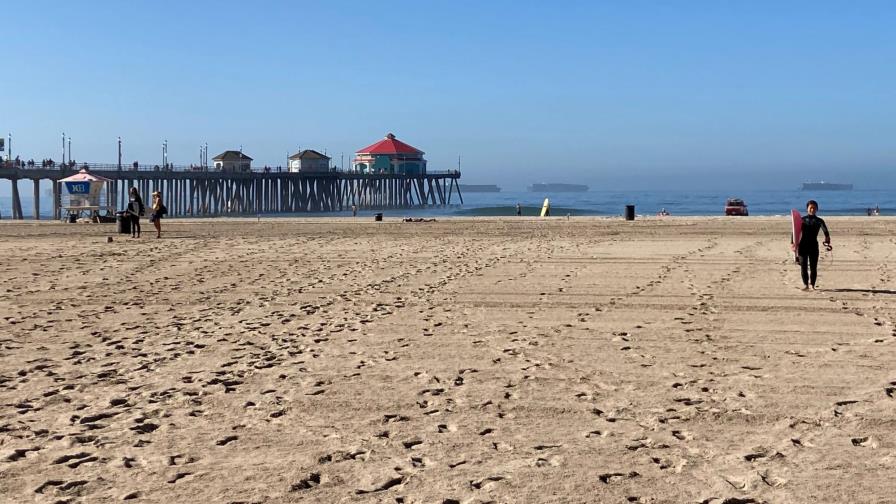 Reabre playa de California afectada por derrame petrolero