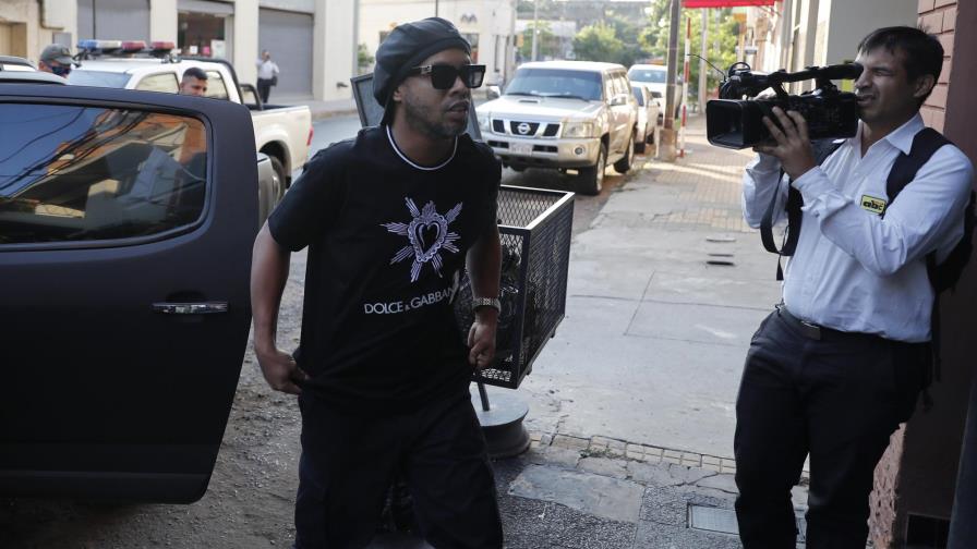Retienen a Ronaldinho en Paraguay por pasaporte falso Retienen a Ronaldinho en Paraguay por pasaporte falso