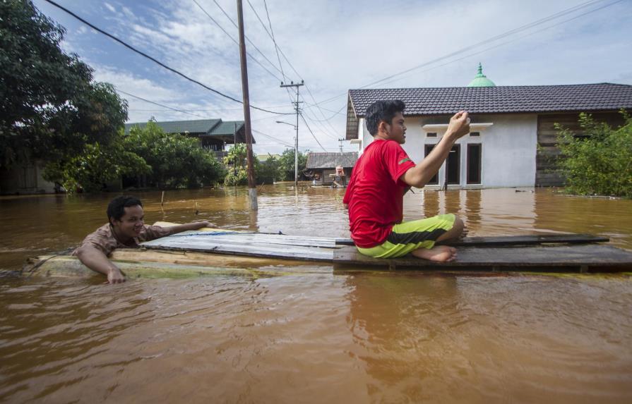 Miles de evacuados en Indonesia por inundaciones